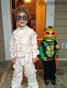 DIY Mummy Costume #Halloween #mummycostume #DIYmummycostume #DIYHalloweencostumes #DIY